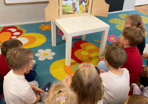Pani bibliotekarka czyta dzieciom bajkę