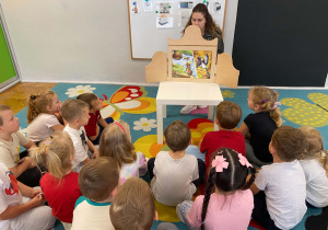 Pani bibliotekarka czyta dzieciom bajkę
