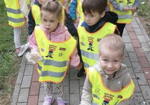 Dzieci sprzątają teren w pobliżu przedszkola