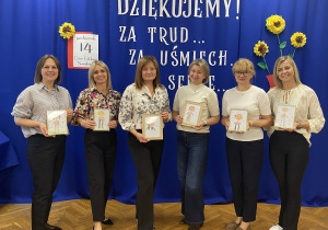 Pani Dyrektor wraz z kadrą pedagogiczną.