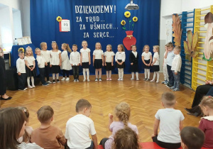 Dzieci śpiewają piosenki