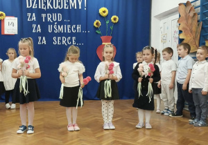 Dziewczynki tańczą z kwiatami