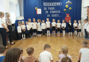 Dzieci śpiewają piosenki