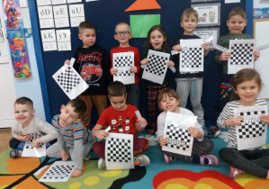 Dzieci wykonały własną szachownicę