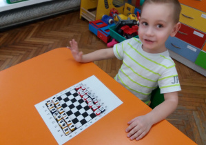Dzieci grają w szachy